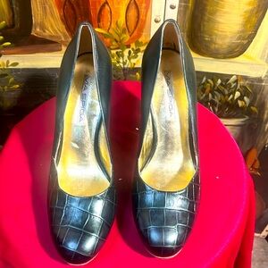 Size 8 ~ Via Spiga Leather Pumps!